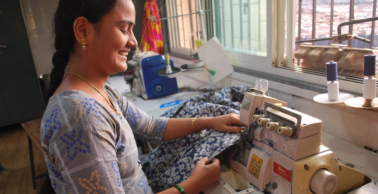 Trabajadora de Creative Handicrafts, cooperativa de Comercio Justo que produce los productos de Kandivali en India.